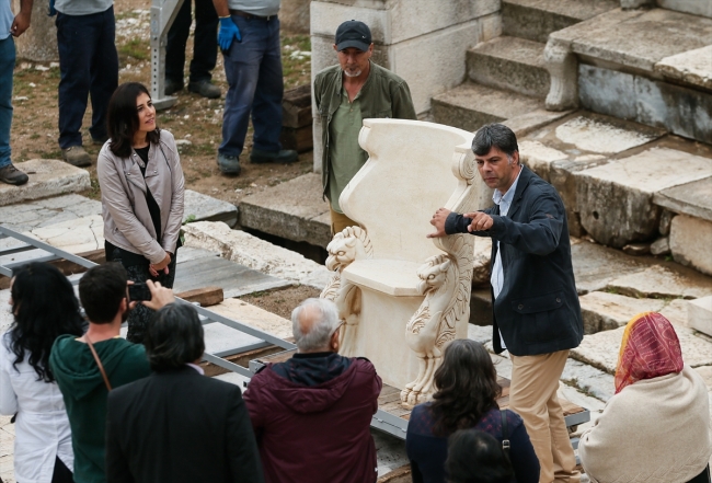 İzmir'de bulunan "Grifonlu Soylu Koltuğu"nun replikası özgün yerine konuldu